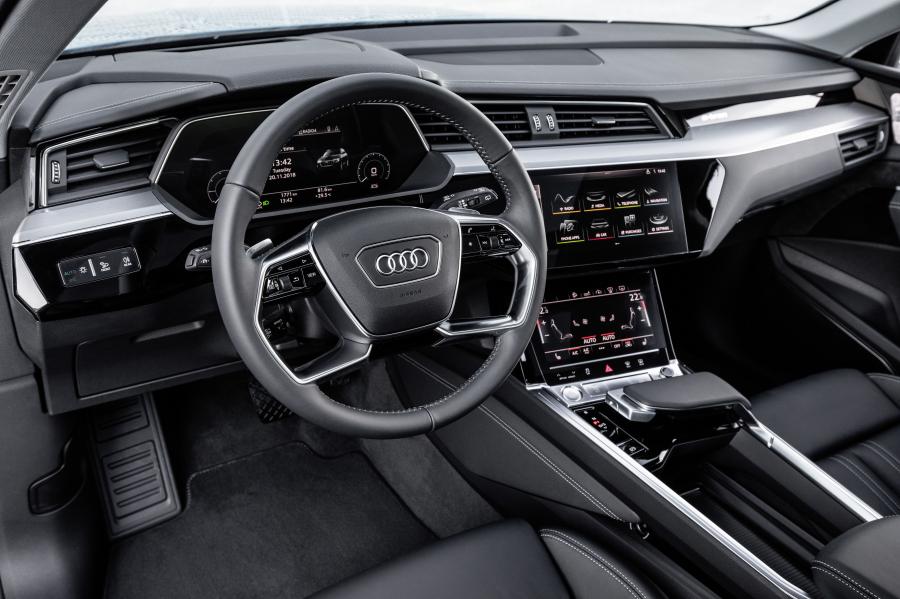 Торпедо Audi e-tron 55 Quattro 2019 года  (WW) (фото 178 из 452)